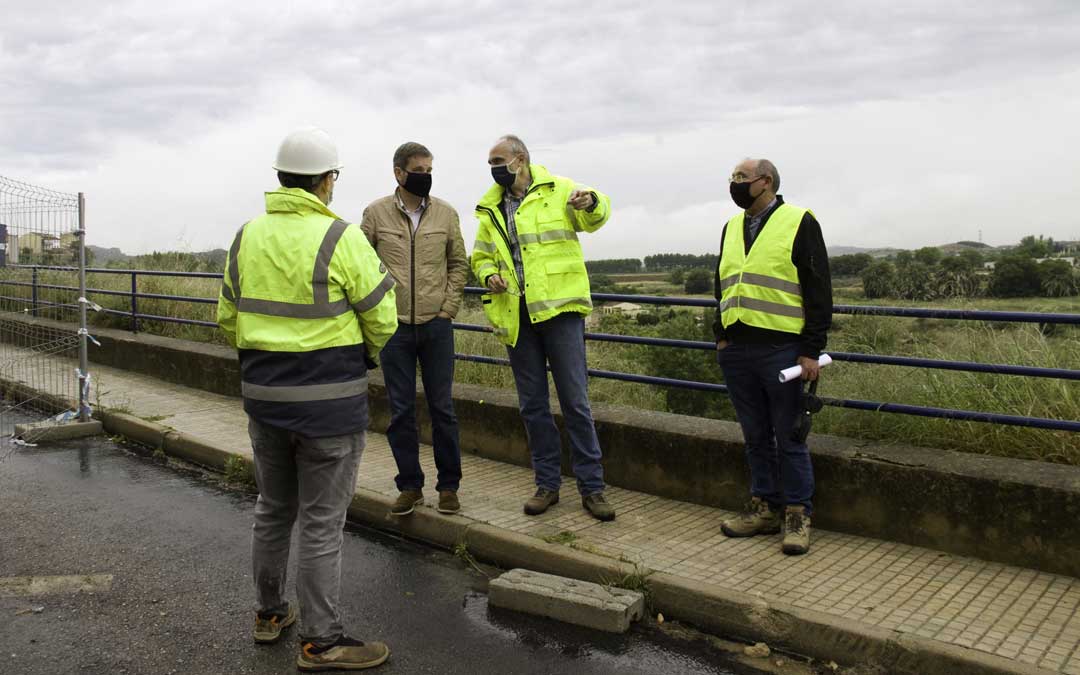 Urquizu con los técnicos supervisando las obras del Corcho en mayo / Ayto. Alcañiz