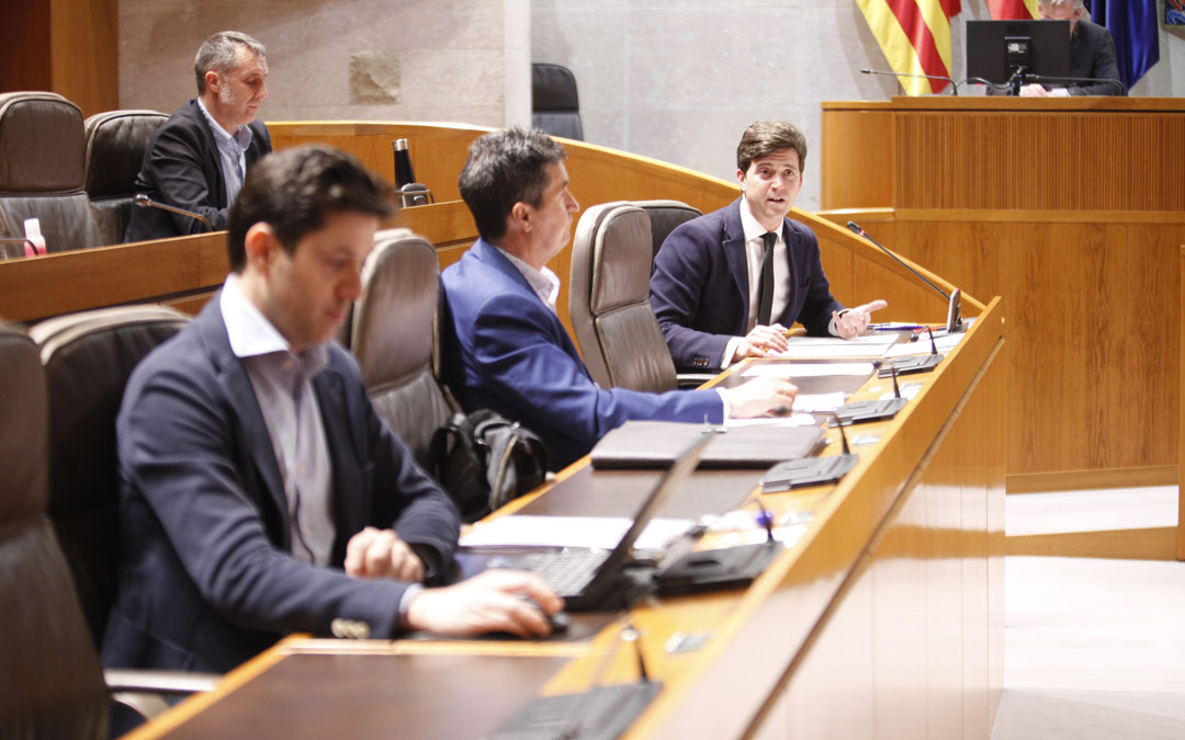 Comisión de Agricultura, Ganadería y Medio Ambiente. Hablando, Ramón Celma (PP); detrás, Ramiro Domínguez (Cs). / Cortes de Aragón