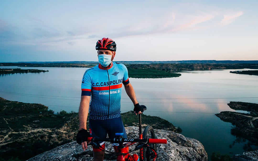 Un ciclista posa en la mañana mientras disfruta del paisaje caspolino./ Cesáreo Larrosa