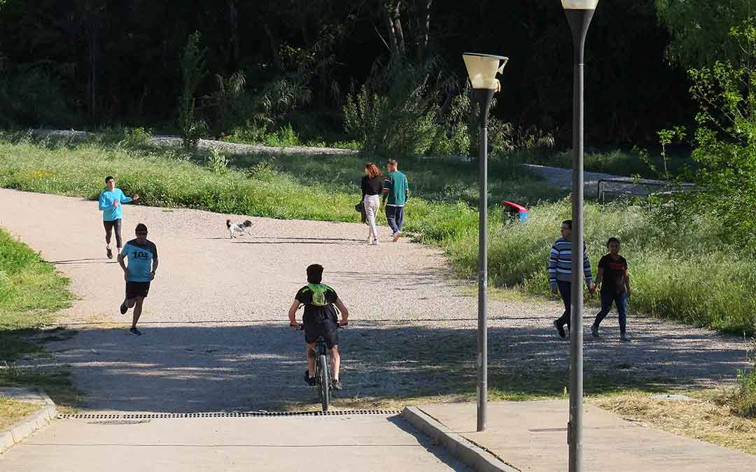 La distancia de seguridad se ha mantenido en la mayoría de ocasiones. En la imagen, Alcañiz a las 09.30 de este sábado./ A.M.