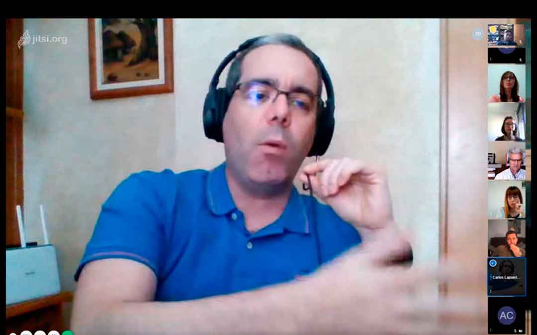 Imagen de a reunión telemática, con el ponente de Arahealth.