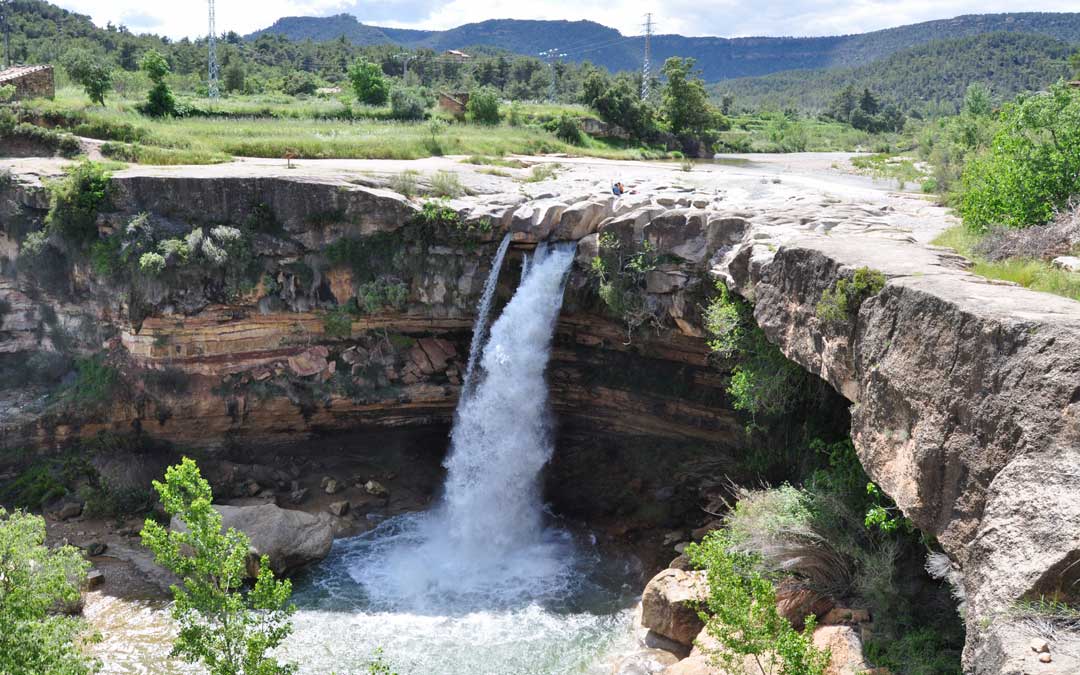 El Salt del río Tastavins en La Portellada luce con un abundante caudal.