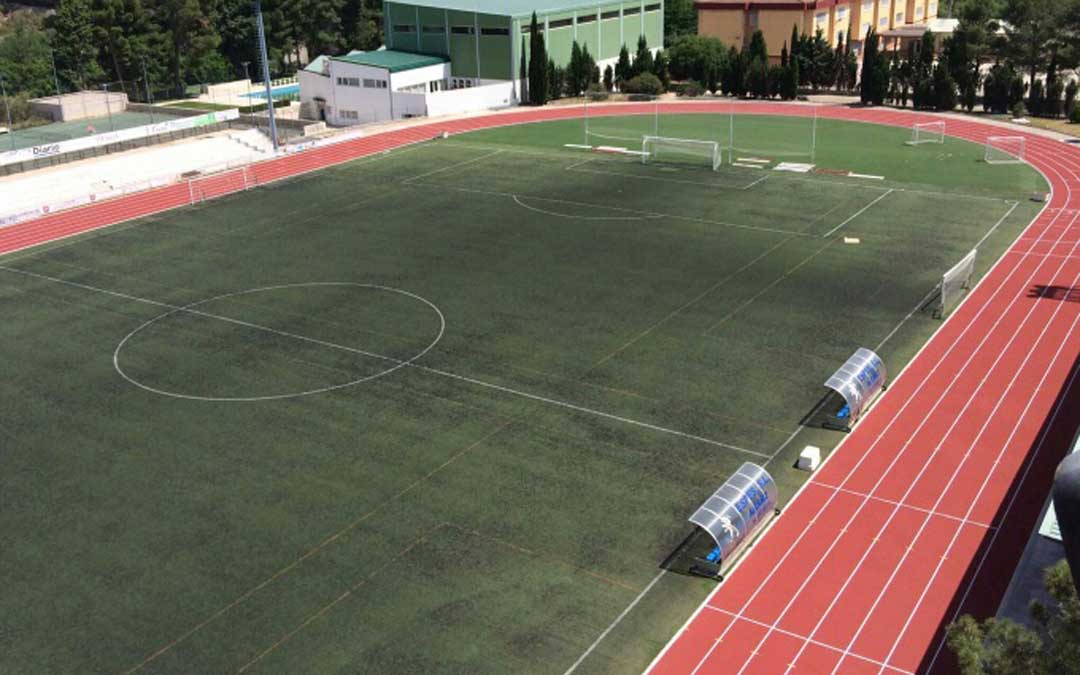 Exteriores de la Ciudad Deportiva Santa María de Alcañiz./ AYTO