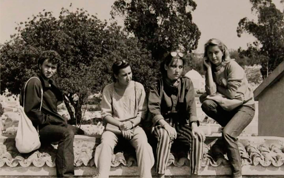 Fernando Simón, Teresa Marsal, Sira Repollés y Mamen Sáez de Santa María durante el viaje de Paso de Ecuador en Túnez en 1984./ Enrique Lafuente