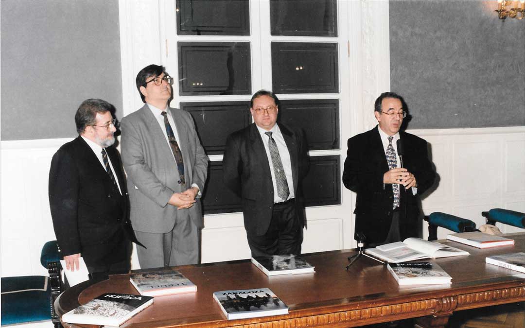 Presentación del libro ZARAGOZA, con TERUEL y HUESCA en el Palacio de Sástago con Domingo J. Buesa Conde y el Presidente de la Diputación Pascual Marco./M.C.