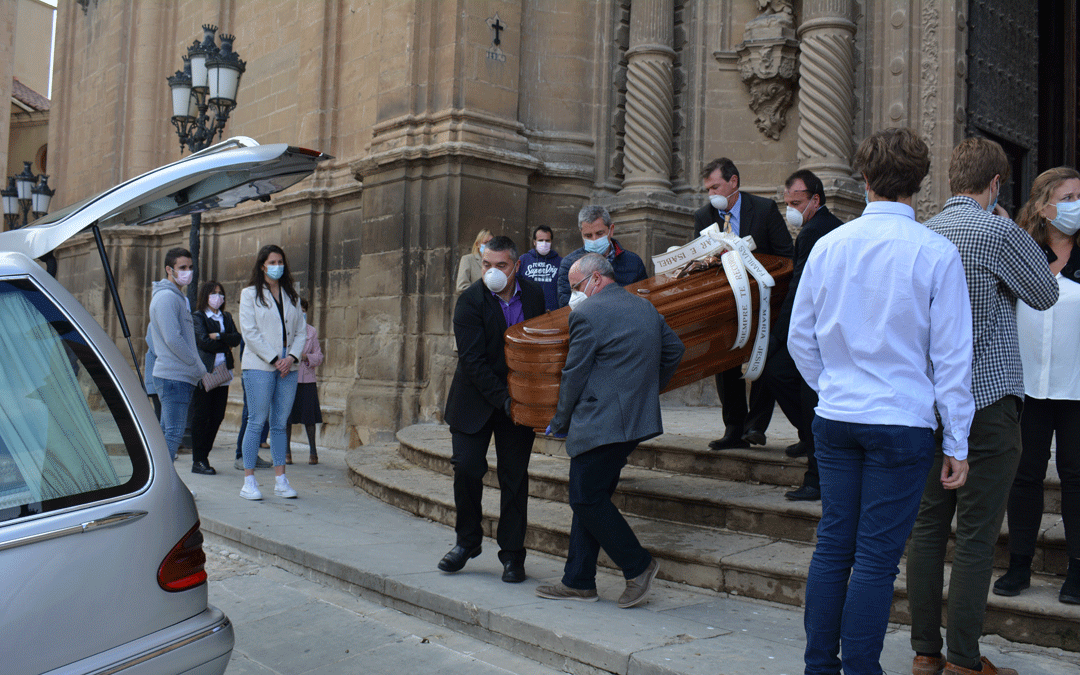 El féretro de Darío Vidal saliendo de la Iglesia Santa María la Mayor./I. M.