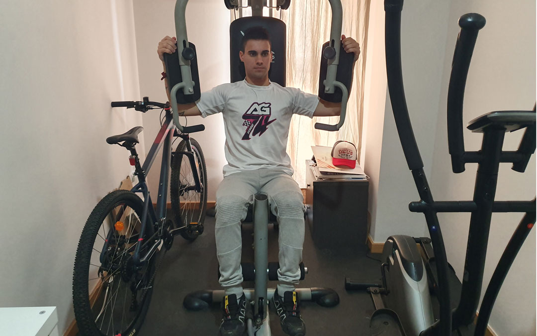 El piloto alcañizano de flac track, Adrián Garín, realizando actividad física en su domicilio
