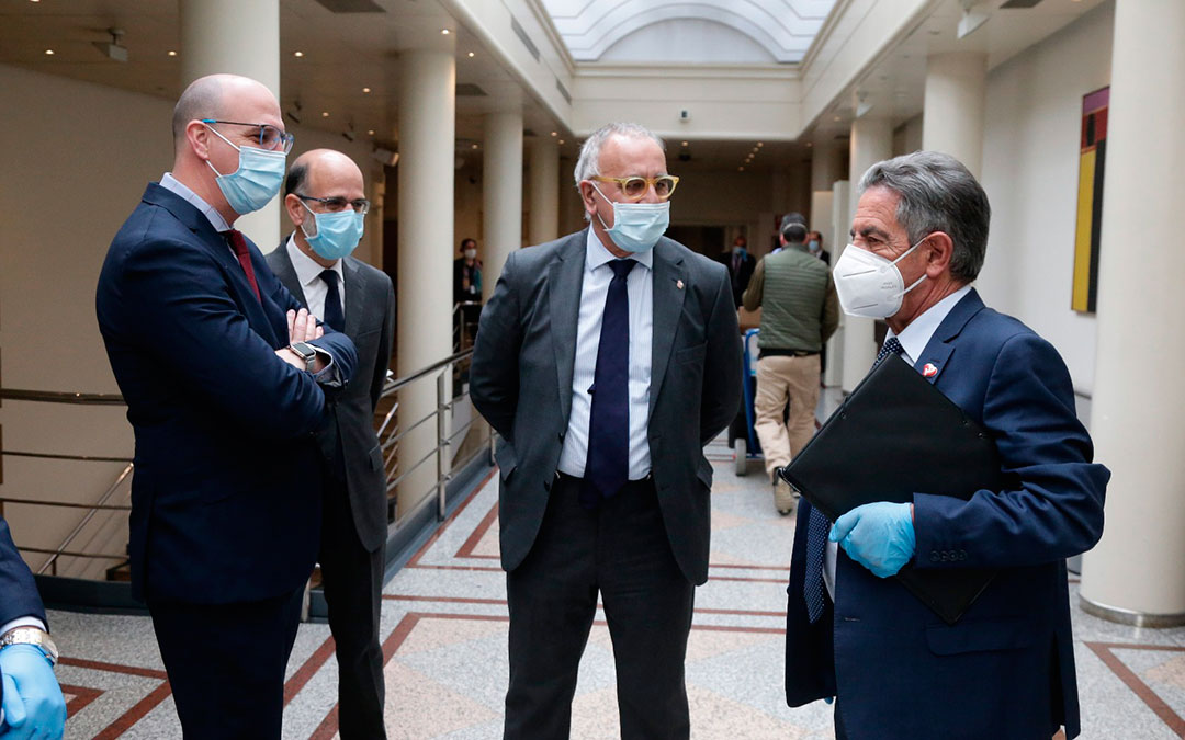 Senadores del Grupo Mixto junto a Miguel Ángel Revilla. A la izquierda, Joaquín Egea, de Teruel Existe./ Teruel Existe