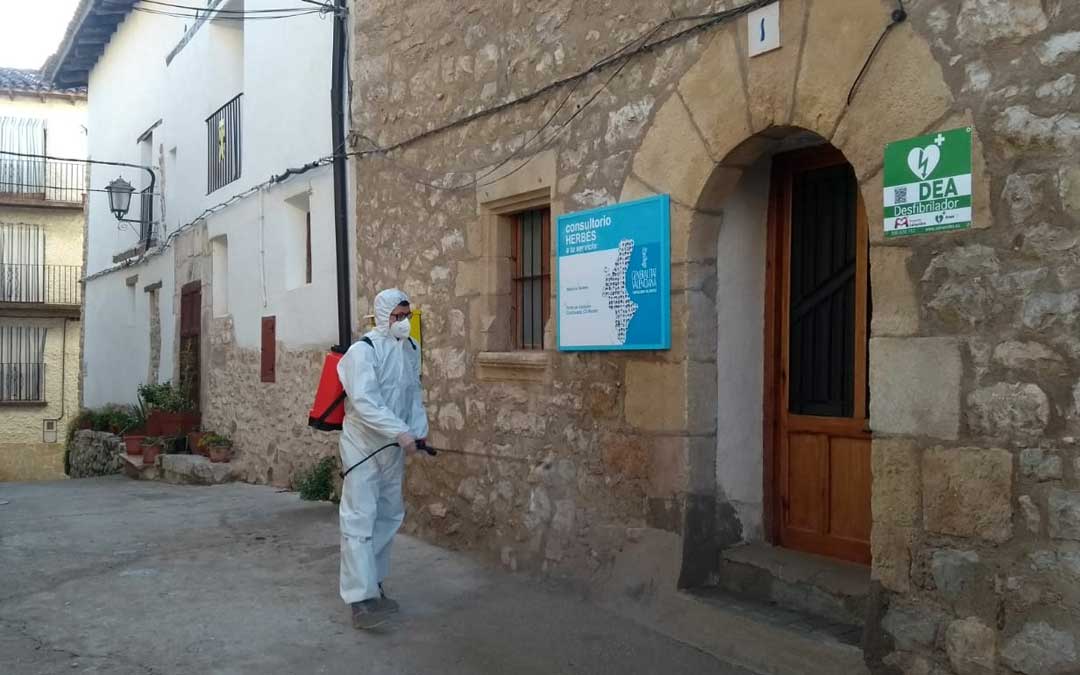 La localidad está en la Comunidad Valenciana aunque está dentro del área sanitaria de Alcañiz.