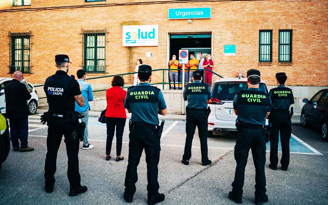 Representantes municipales, las fuerzas del orden de la localidad y vecinos anónimos se acercaron este domingo por la tarde al Centro de Salud de Caspe para realizar un último homenaje a sus trabajadores. Imagen: Cesáreo Larrosa