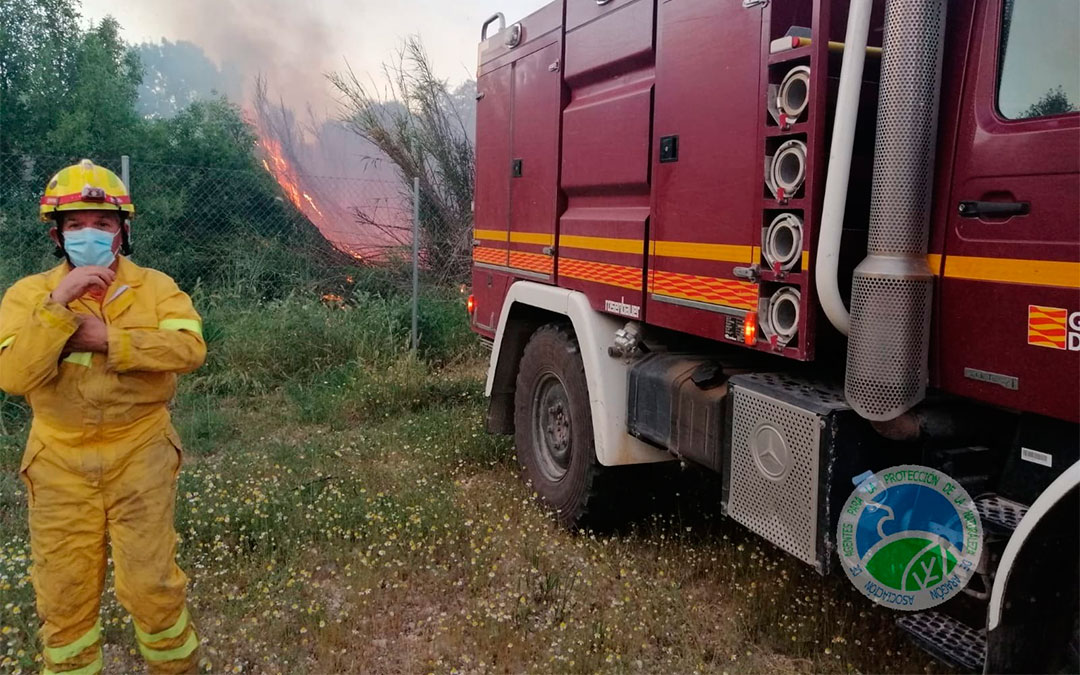 Incendio en una zona de masicos cercana al puente de la Alberca en el río Guadalope (Alcañiz)./ AAPNA