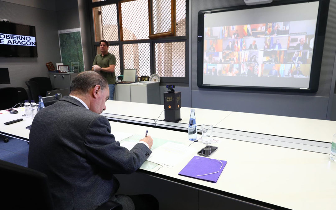 El presidente de Aragón, en la octava videoconferencia con Sánchez y los responsables de las comunidades autónomas. / DGA