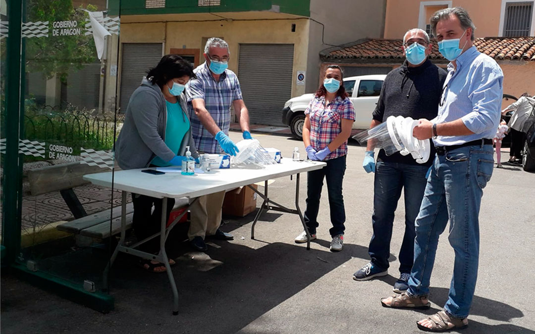 El alcalde de Utrillas, Joaquín Moreno, reparte mascarillas a los vecinos./ Ayto. de Utrillas