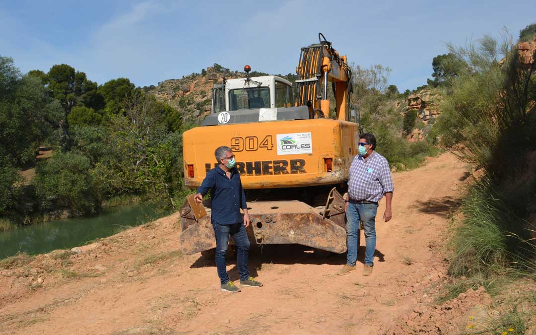 El concejal de deportes del consistorio alcañizano, Kiko Lahoz, en el camino de acceso a La Badina./ Ayto. de Alcañiz