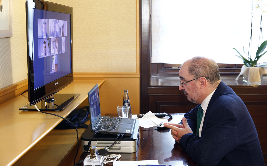 El presidente de Aragón, Javier Lambán, este lunes en la reunión telemática con la FAMCP. / DGA
