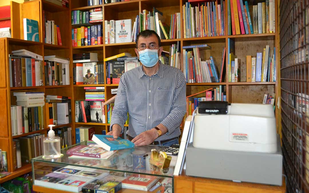 Miguel Ibáñez, en su librería en Alcañiz, preparado con las medidas ante el Covid-19. / J. Vílchez