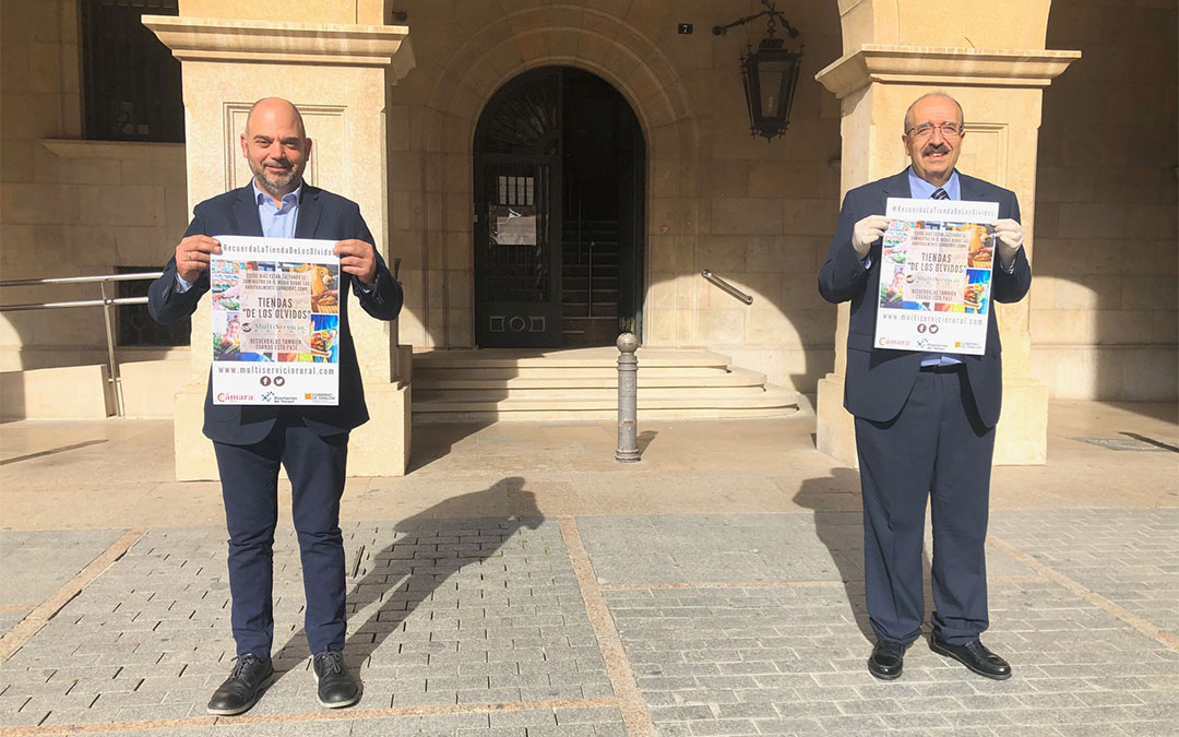 El presidente de la DPT, Manuel Rando, y el presidente de Cámara Teruel, Antonio Santa Isabel, con el cartel de la campaña./ DPT