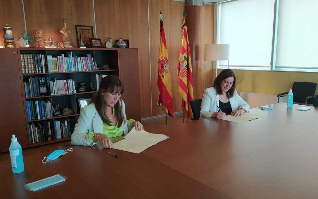 La consejera de Sanidad, Sira Repollés, ha firmado el convenio con la presidenta del Consejo General de Colegios de Farmaceúticos de Aragón, Raquel García Fuentes / DGA