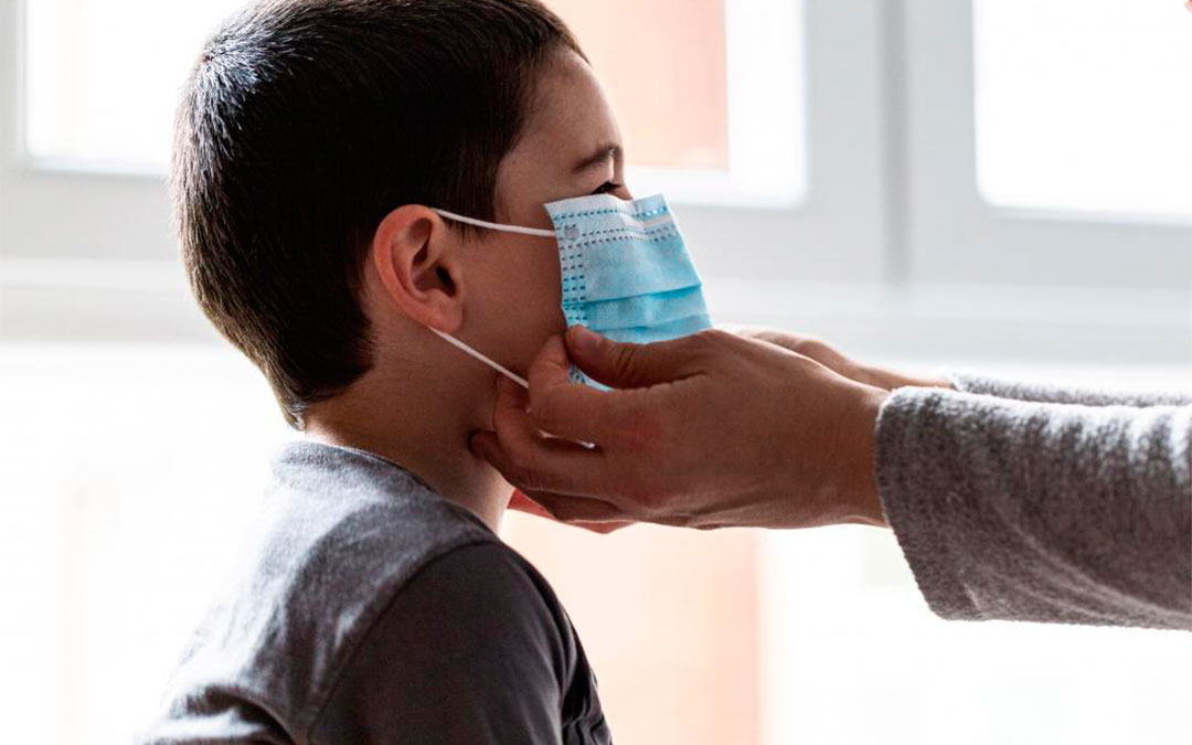 Una madre pone una mascarilla a su hijo./ Iñaki Berasauce (Europa Press)-Heraldo