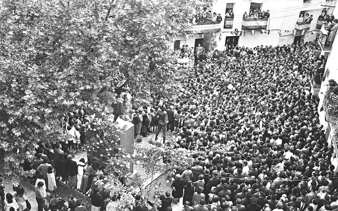 Ni un alfiler en la Plaza Aragón de Albalate durante el acto de inauguración de su Monumento a la Jota cantada y bailada./ Archivo Andrés Serrano