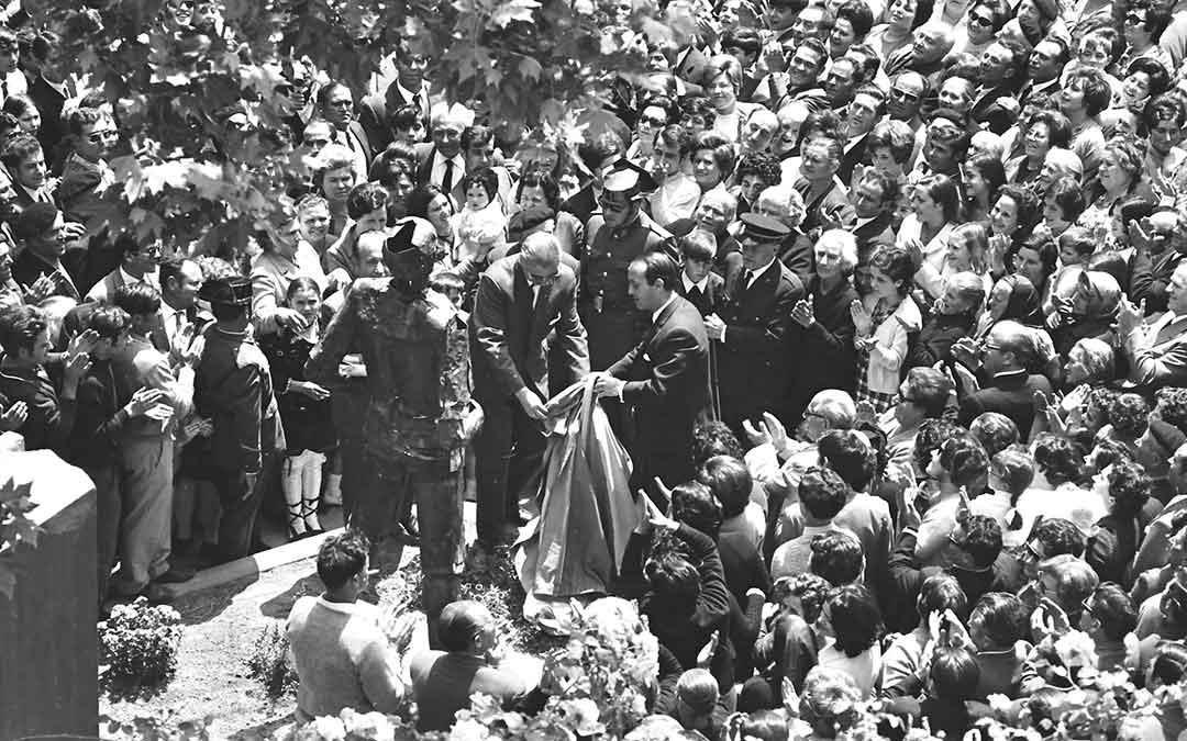 Momento en el que las autoridades destapan una de las figuras ./ Archivo Andrés Serrano