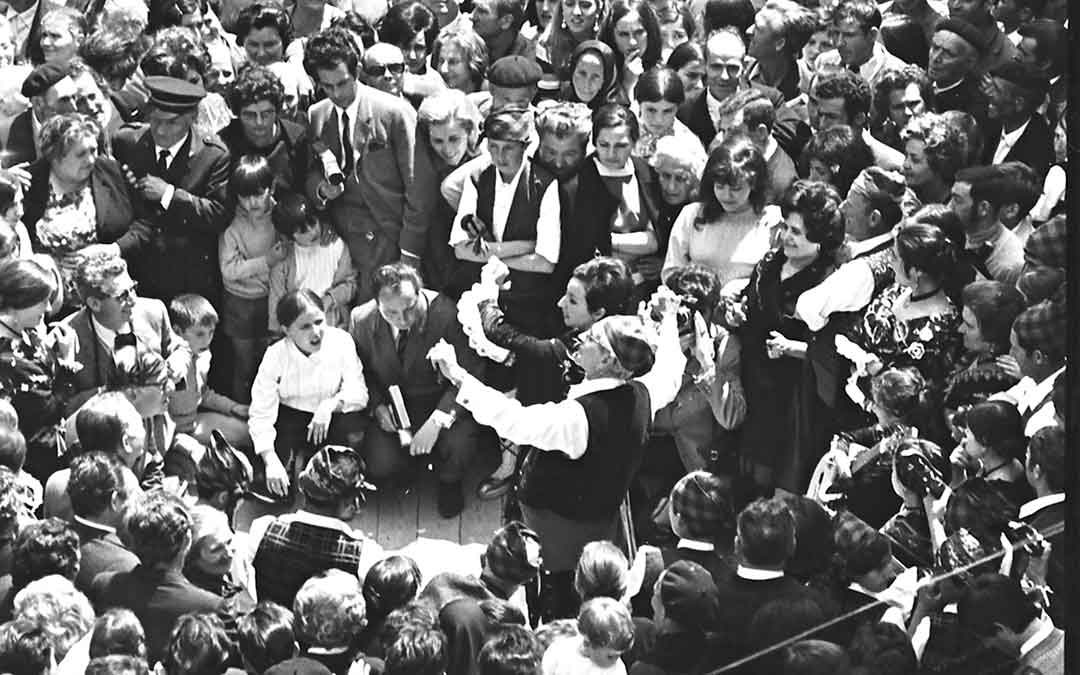 Alfonso Zapater y María Pilar Trullenque bailan en el acto de inauguración del Monumento a la Jota./ Archivo Andrés Serrano
