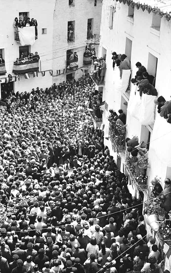 Balcones abarrotados en un evento al que acudieron autoridades de toda la Comunidad Autónoma de Aragón./ Archivo Andrés Serrano