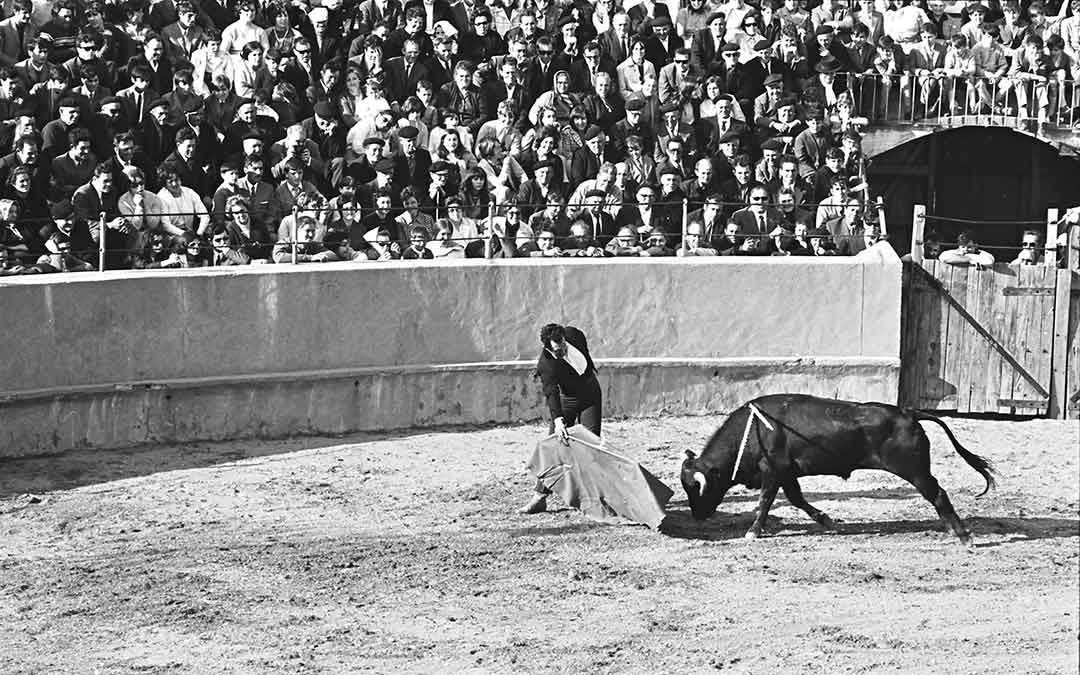 La jornada se completó con un festival taurino en la plaza de toros de Albalate./ Archivo Andrés Serrano