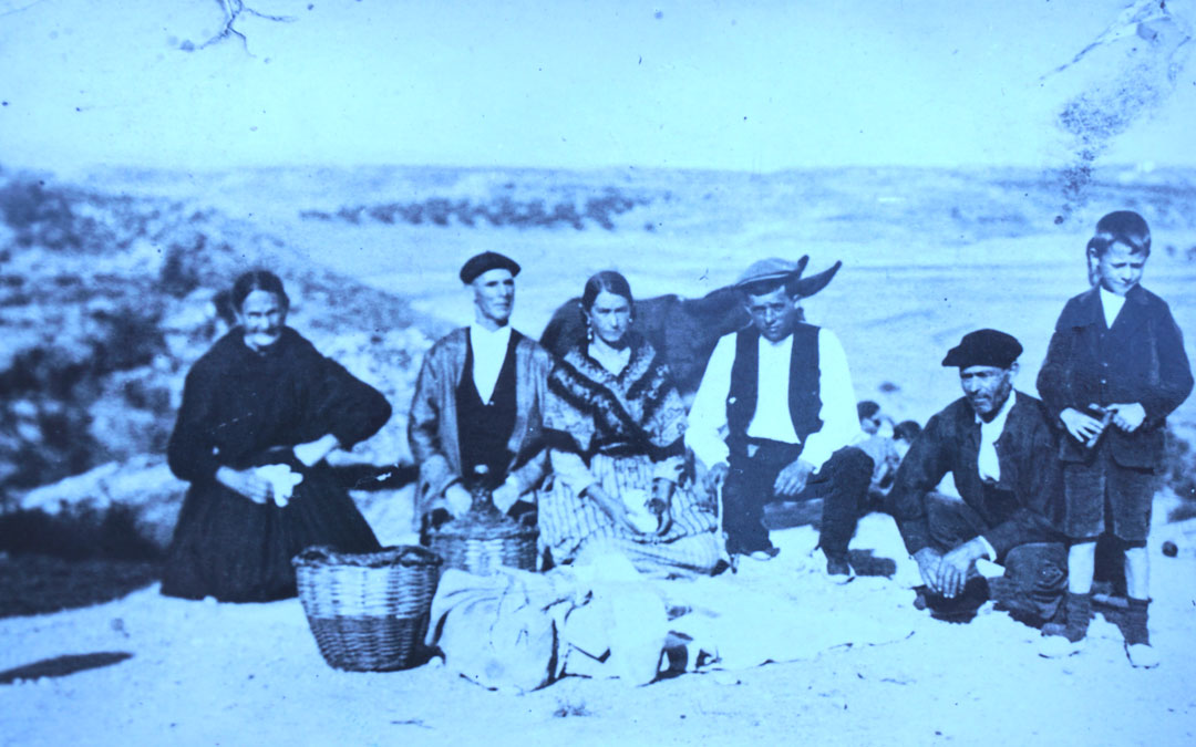 Francisca Espinosa al lado de Joaquín Gil (con chaleco oscuro), con el pequeño Rafael (dcha.) y demás familia en Alcañiz en los años 20. / Familia Gil