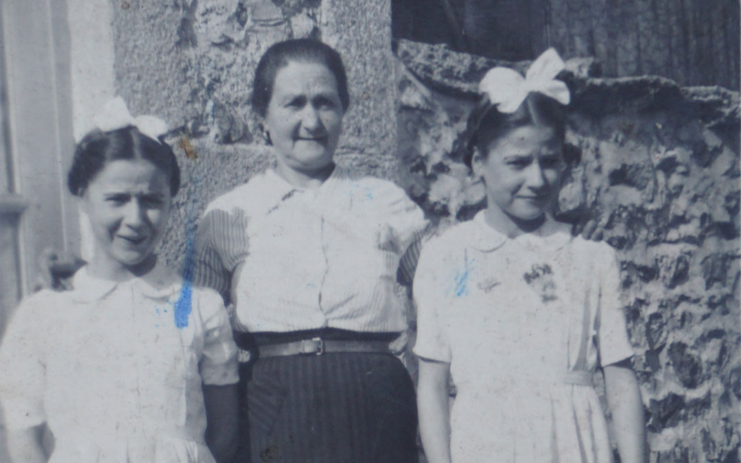 Francisca Espinosa y sus gemelas de 14 años. / Familia Gil