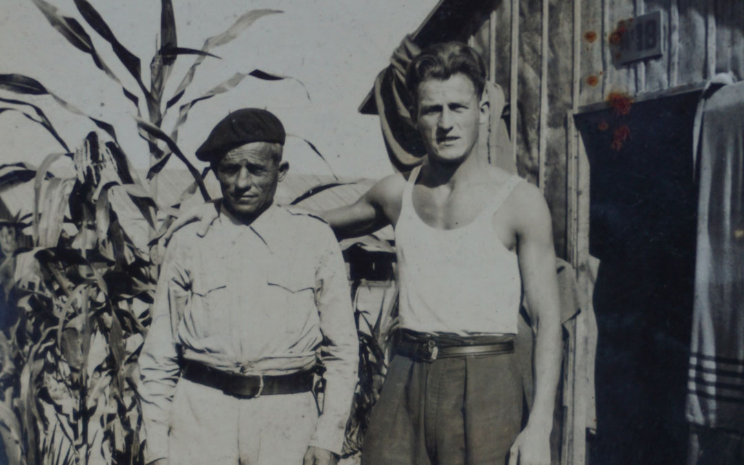Joaquín Gil Egea y su hijo Rafael en un campo de concentración francés. / Familia Gil