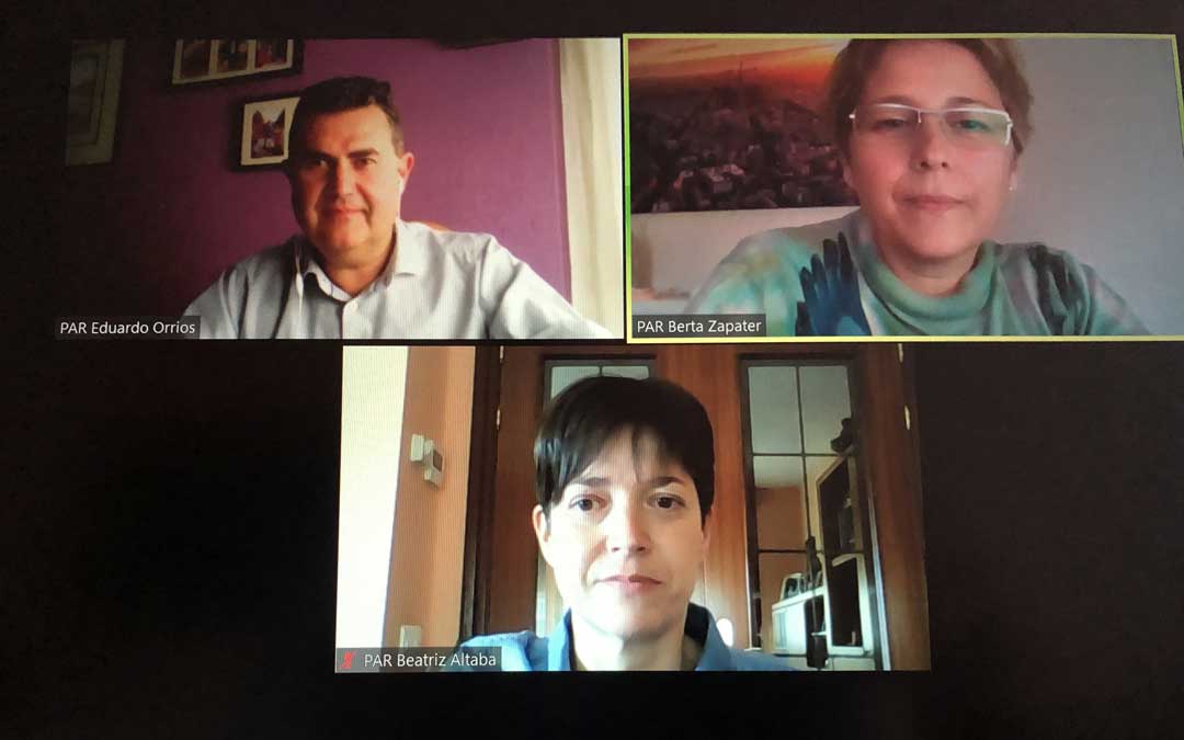 Los tres concejales del PAR de Alcañiz en una rueda de prensa telemática hace unos días