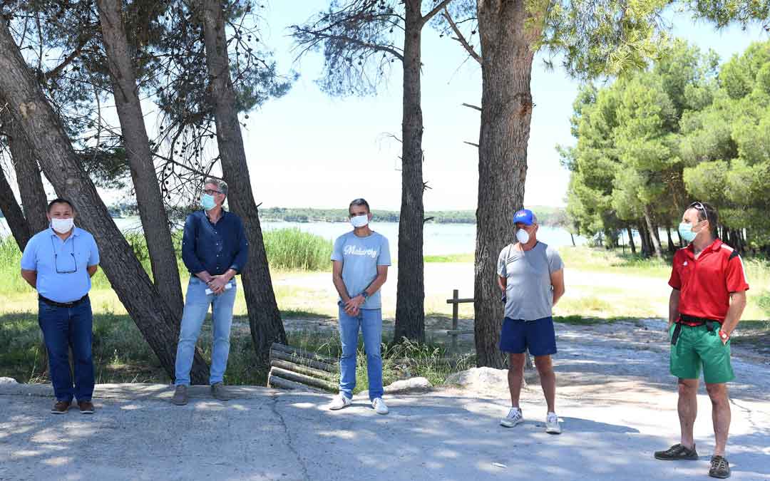 Participantes en la presentación del evento deportivo que ha tenido lugar junto al camping de La Estanca de Alcañiz