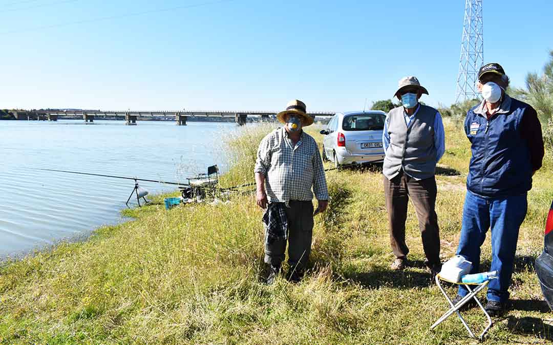 Tres pescadores preparándose a las orillas de Chacón Viejo, en Caspe./ L.Q.