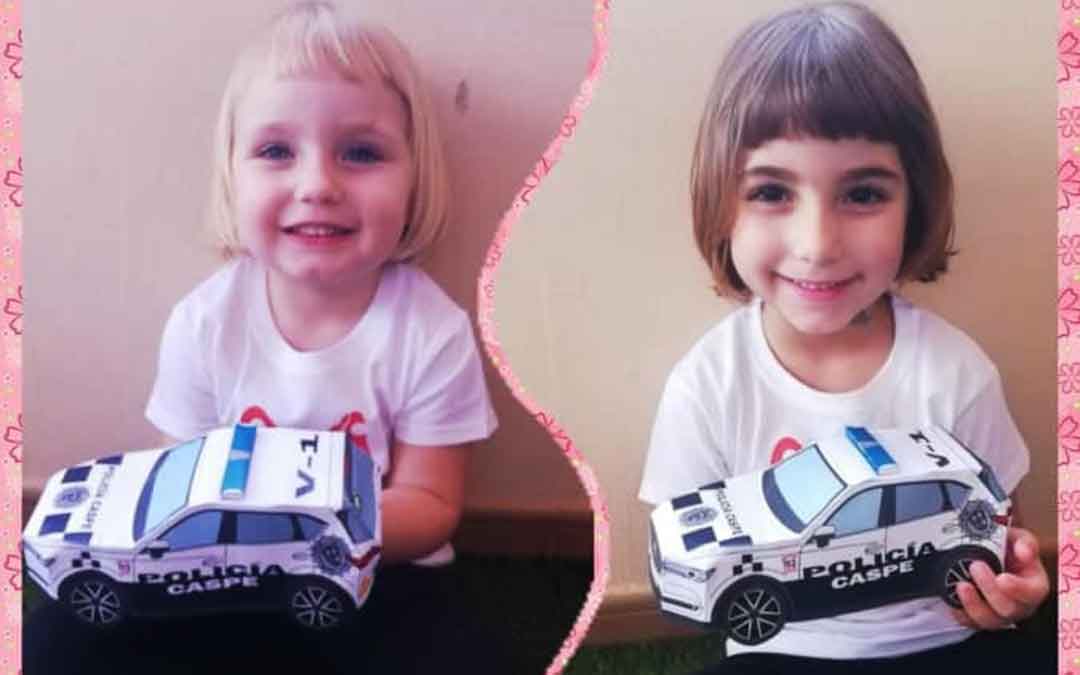 Niños con sus coches de Policía Local de Caspe hechos de papel.