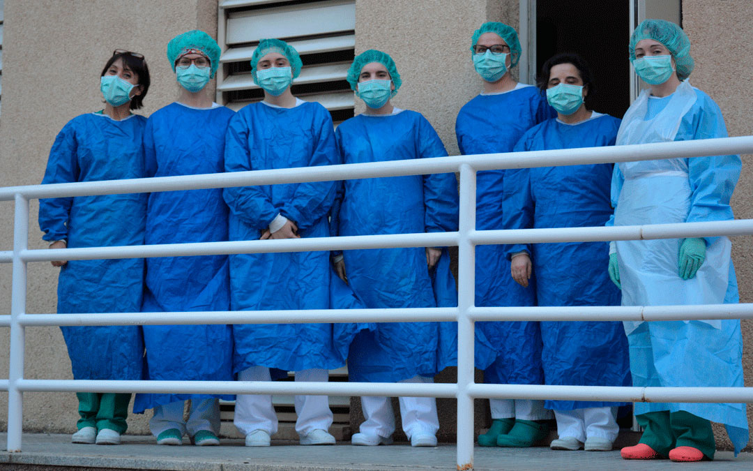 Profesionales sanitarios de Alcañiz, en una de los homenajes celebrados durante el confinamiento./I.M.