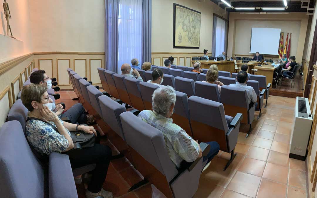 Reunión del Ayuntamiento con los vecinos de Pui Pinos / Ayto. Alcañiz