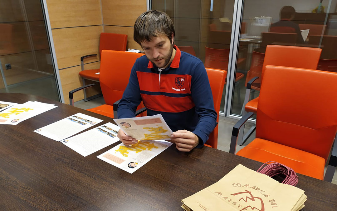 El presidente de la Comarca del Maestrazgo, Roberto Rabaza, junto a las fichas que se repartieron en la primera entrega./ Comarca Maestrazgo