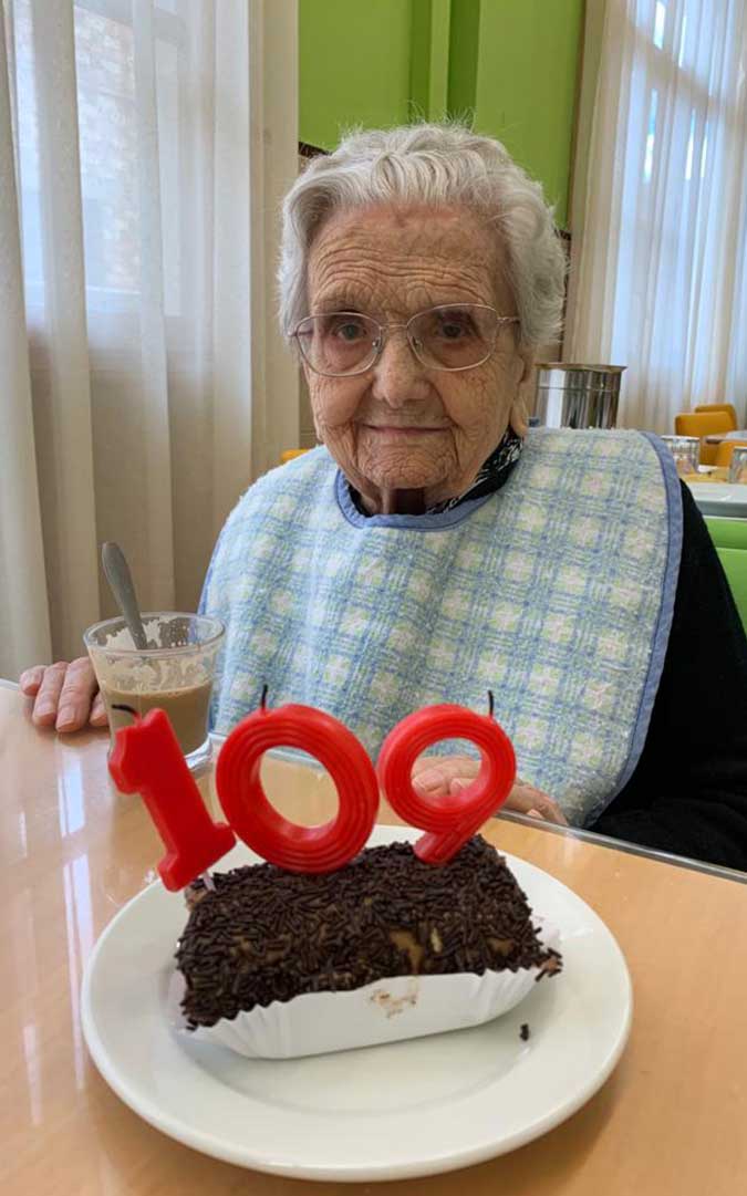 '109' es el número que ha lucido este miércoles Rosa en su pastel de cumpleaños./ Residencia Municipal de Albalate