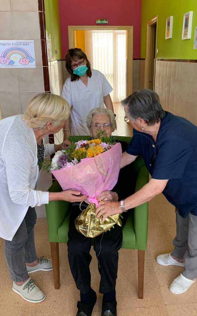 Flores para rendir un homenaje a esta albalatine./ Residencia Municipal de Albalate