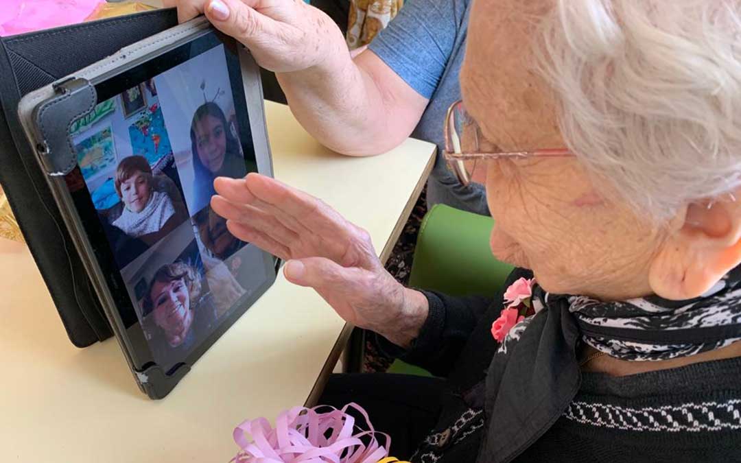 Rosa ha podido hablar con sus familiares a través de una videollamada./ Residencia Municipal de Albalate