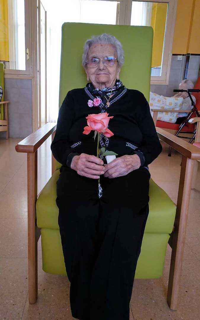Rosa con una flor que rinde homenaje a su nombre./ Trabajadoras Residencia Municipal de Albalate