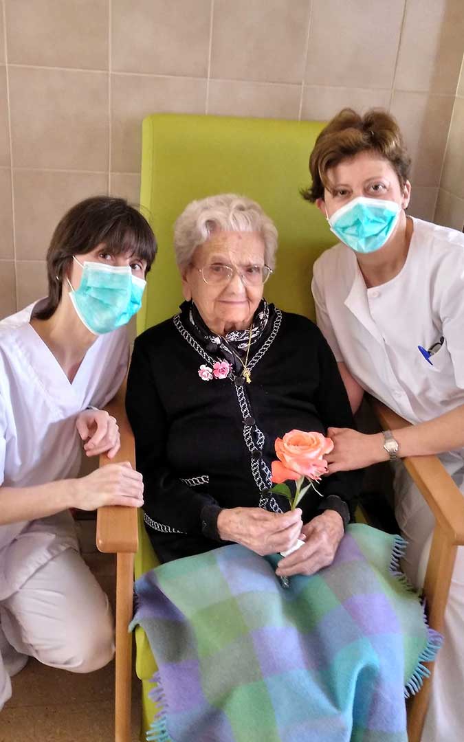 La albalatina junto a dos trabajadoras del centro./ Trabajadoras Residencia Municipal de Albalate