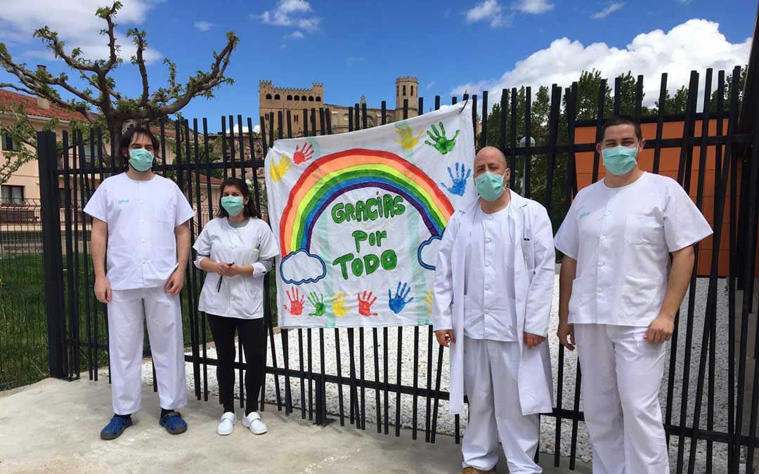 Personal del equipo de atención primaria de Valderrobres con el cartel que han confeccionado ellos mismos en agradecimiento a la responsabilidad y buen hacer de los vecinos del Matarraña./ L.C.