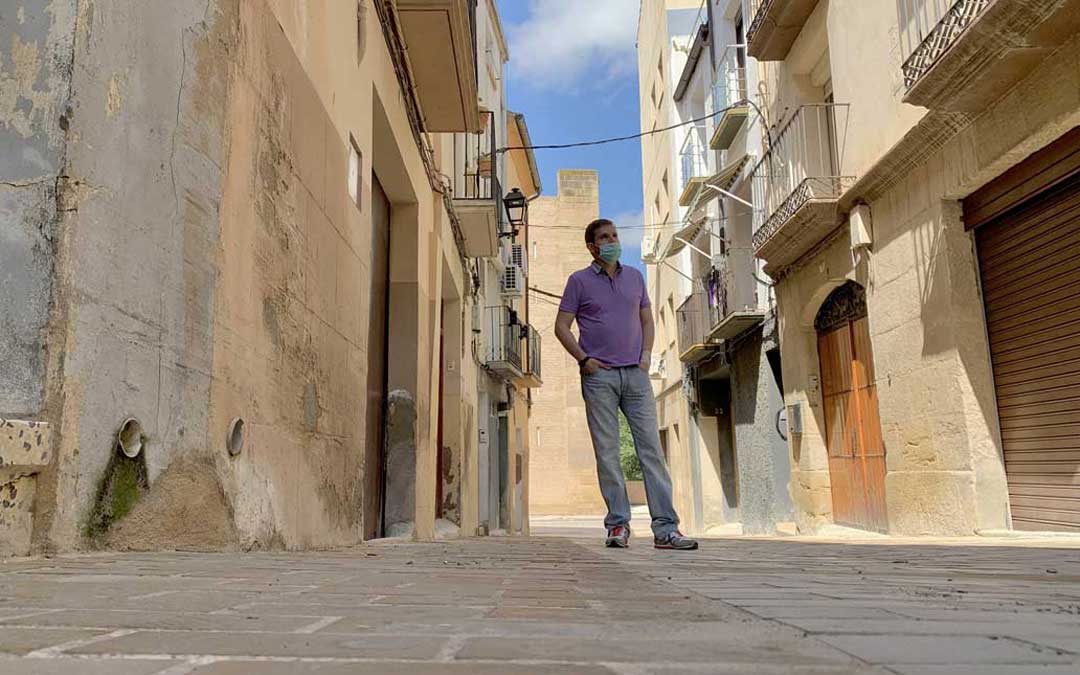 El alcalde, Ignacio Urquizu, en la calle San Jaime, recién reparada / Ayto. Alcañiz