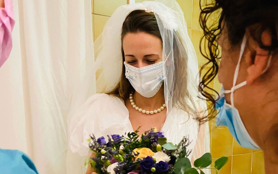 Andrea Alegre con el vestido y el ramo que le prepararon sus compañeros. / Archivo personal