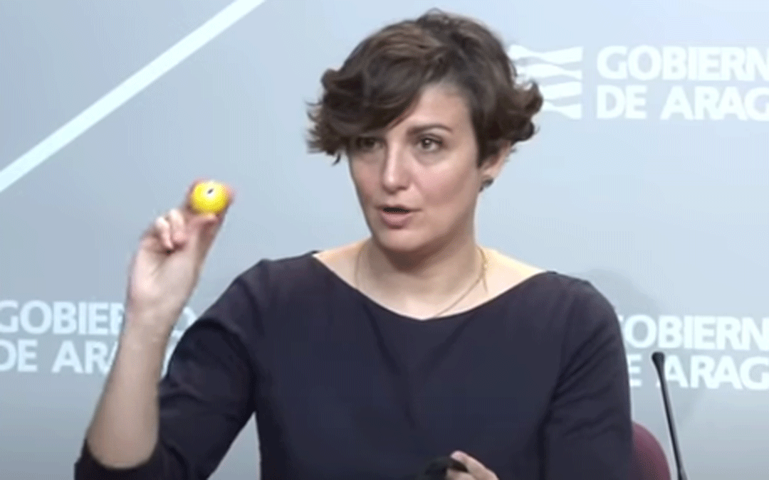 Ana Montagud, la directora de Planificación del Departamento de Educación, durante el sorteo de este martes./ L.C.