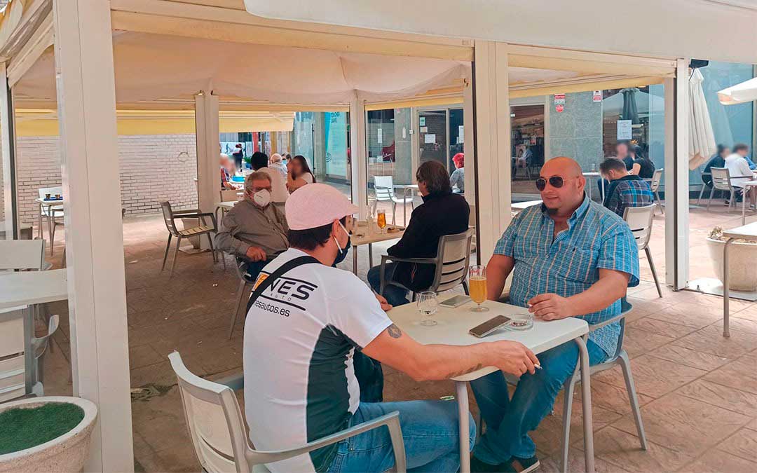 Primeros clientes de la Cafetería Goya de Alcañiz, tras la apertura de las terrazas./ M.C.