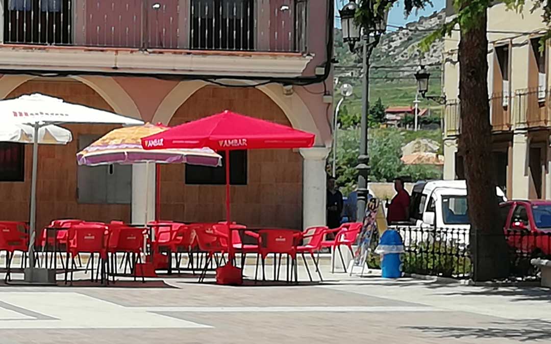 Terrazas abiertas con las medidas de separación reglamentarias en Utrillas