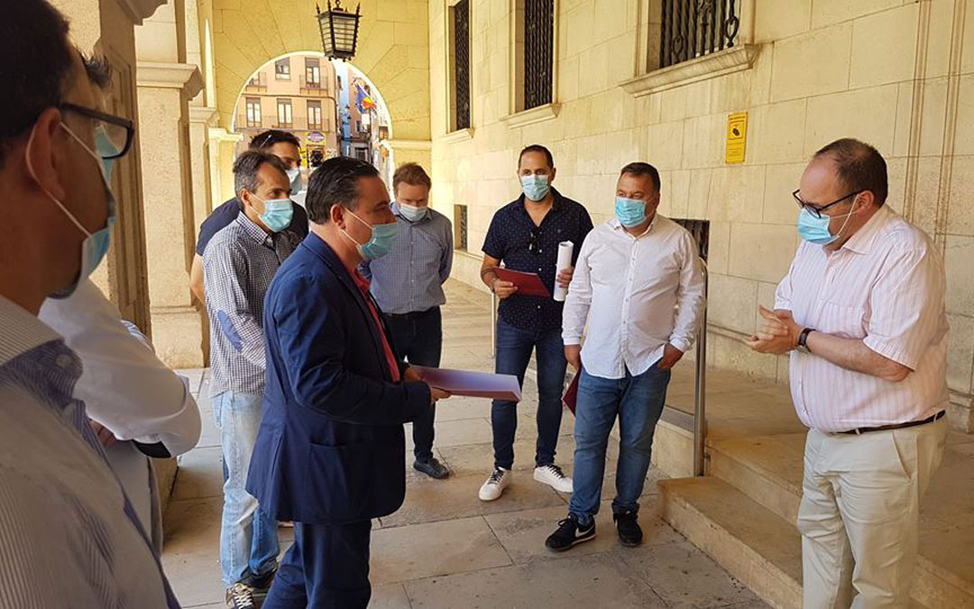 El presidente, Juan Ciércoles, entregando las peticiones en Subdelegación del Gobierno. / TET